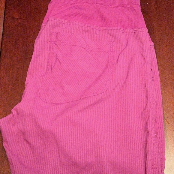 LIKE NEW bright pink lululemon crops - Picture 7 of 10